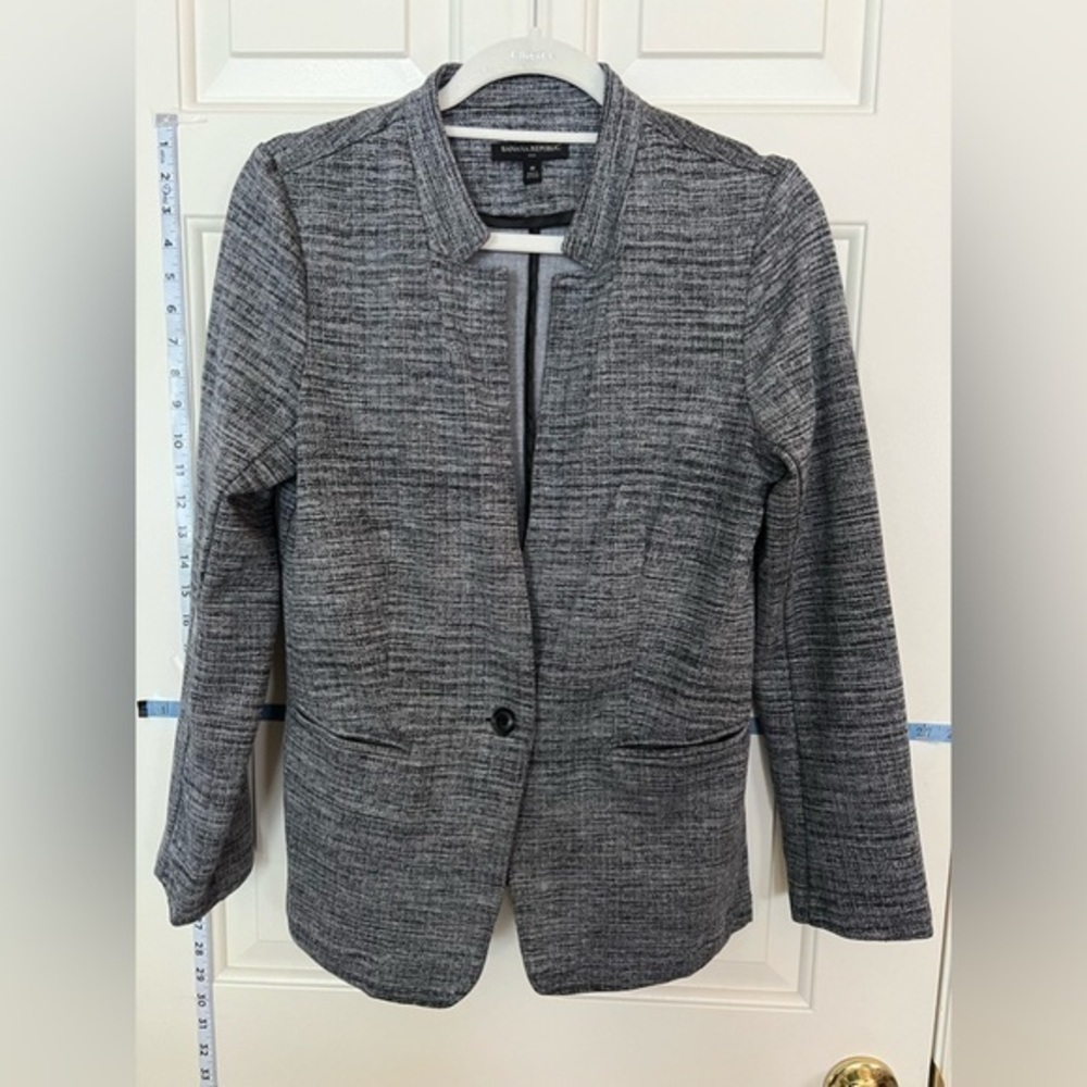 Banana Republic, Medium